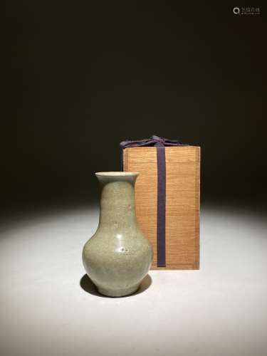 米色青瓷瓶