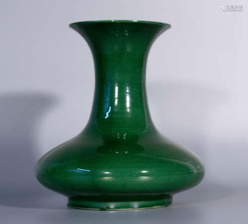 Qing dynasty, YONG ZHENG, Lang kiln green glaze porcelain va...