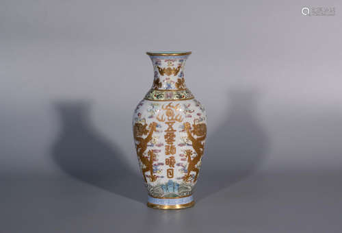 Qing dynasty, QIAN LONG, golden color dragon pattern porcela...