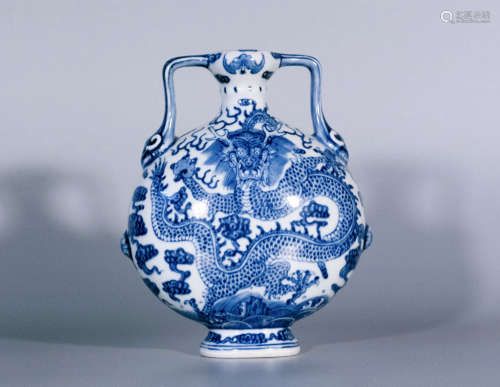 Qing dynasty, QIAN LONG, blue and white dragon pattern porce...