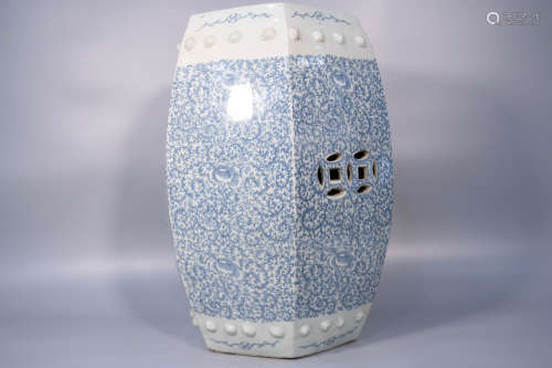 Middle of Qing dynasty, blue and white porcelain stool
