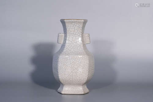 Qing dynasty, Ge glaze six edges two-ears porcelain vase