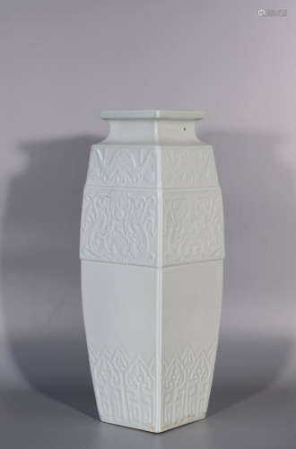 19th century, white glaze porcelains square zun