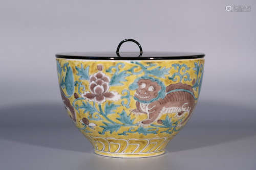 Late Ming dynasty, yellow ground three color porcelain bowl