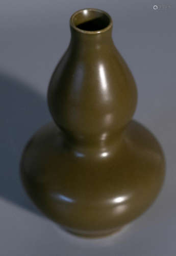 Qing dynasty, tea-leaves glaze porcelain gourd vase