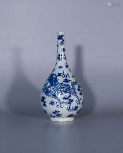Qing dynasty, blue and white dragon pattern porcelain vase