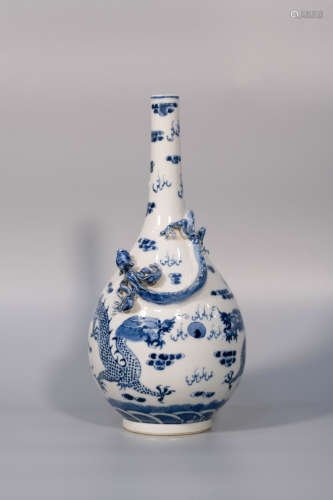 Qing dynasty, blue and white dragon pattern porcelain vase