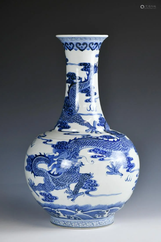 A Chinese Blue & White Dragon Globular Vase, Qianl