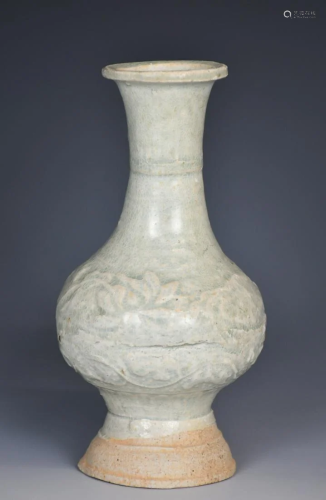 A Celadon Crackle Glazed Pottery Vase,before Ming