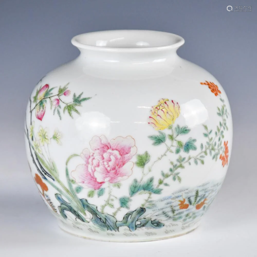 A Famille Rose Floral Lingzhi Jar, Hongxian Mark