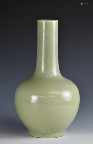 A Plum Glazed Porcelain Vase, Qing