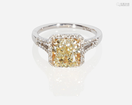 A fancy light yellow diamond ring