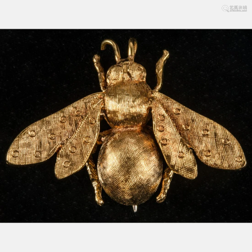 An 18kt Yellow Gold Bee Brooch,
