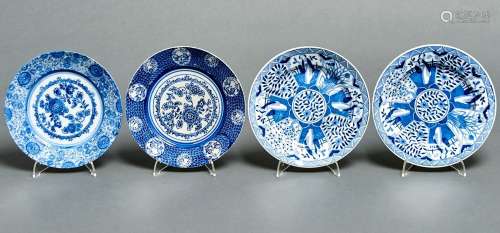 Two pairs of Japanese blue and white plates, 20th c, with pr...