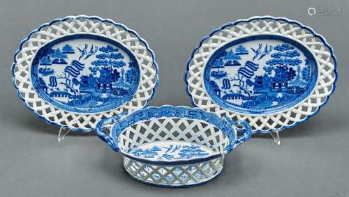 A blue printed pearlware Willow pattern chestnut basket and ...