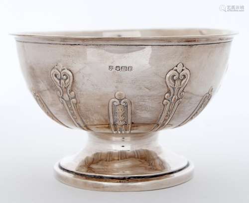 A George V silver rose bowl, embossed with strapwork, 17cm d...