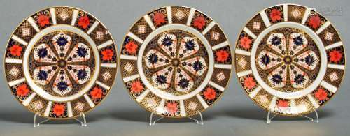 A set of three Royal Crown Derby Imari pattern plates, 1977 ...