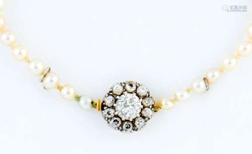 A cultured pearl necklace of a single row of 4-6mm cultured ...