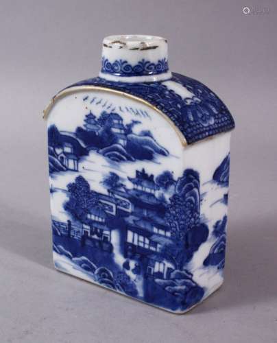 AN 18TH CENTURY CHINESE QIANLONG BLUE AND WHITE TEA CADDY, 1...