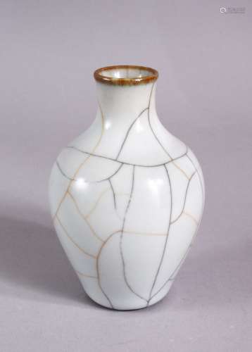 A CHINESE CRACKLE GLAZED SMALL PORCELAIN VASE, 11cm high