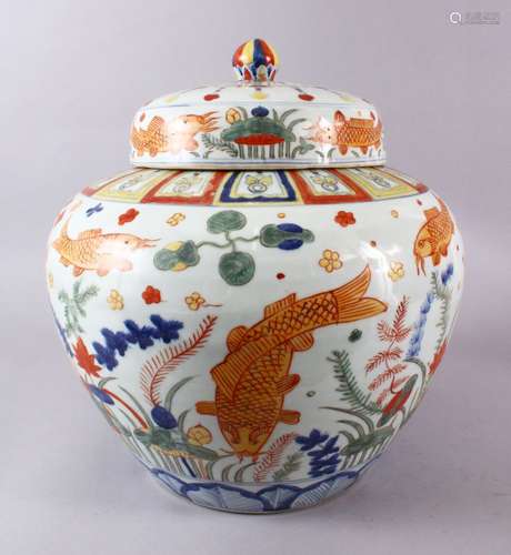 A LARGE CHINESE MING STYLE WUCAI PORCELAIN GINGER JAR & COVE...