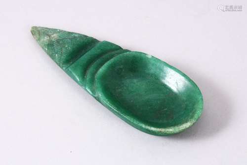 A GOOD INDIAN MUGHAL CARVED EMERALD SPOON, with a carved han...