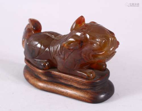 A CHINESE CARVED AGATE FIGURE OF A RECLINING BEAST, 13cm lon...