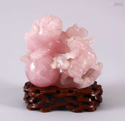 AN EARLY 20TH CENTURY CHINESE CARVED ROSE QUARTZ FIGURE OF L...