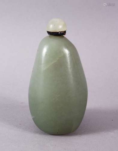 A 19TH/20TH CENTURY CHINESE PEBBLE JADE SNUFF BOTTLE AND STO...