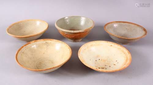 A MIXED LOT OF 5 EARLY CHINESE GLAZED POTTERY BOWLS, of vary...