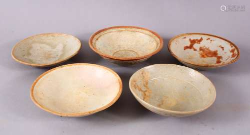 A MIXED LOT OF 5 EARLY CHINESE GLAZED POTTERY BOWLS, of vary...