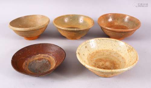 A MIXED LOT OF 5 EARLY CHINESE GLAZED POTTERY BOWLS, of vary...