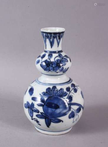 A SMALL 17TH CENTURY JAPANESE ARITA BLUE AND WHITE DOUBLE GO...