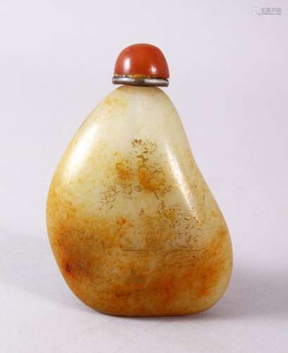 A CHINESE CARVED JADE PEBBLE SNUFF BOTTLE, with trace gilt d...