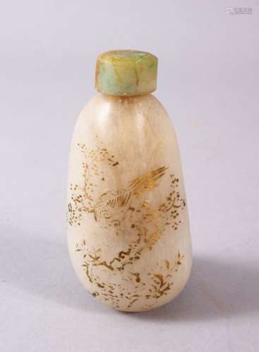 A CHINESE CARVED JADE SNUFF BOTTLE, with trace gilt decorati...