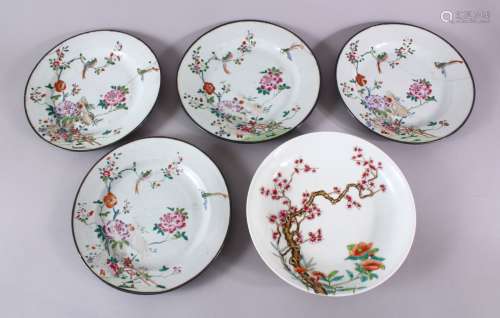 A COLLECTION OF FIVE CHINESE FAMILLE ROSE PLATES, 23cm diame...