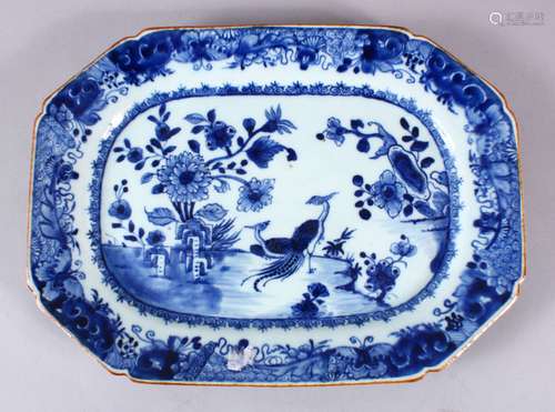 AN 18TH CENTURY CHINESE BLUE & WHITE PORCELAIN SERVING DISH,...