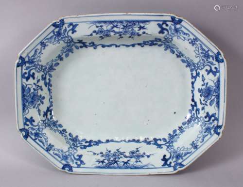 AN 18TH CENTURY CHINESE BLUE & WHITE PORCELAIN SERVING DISH,...