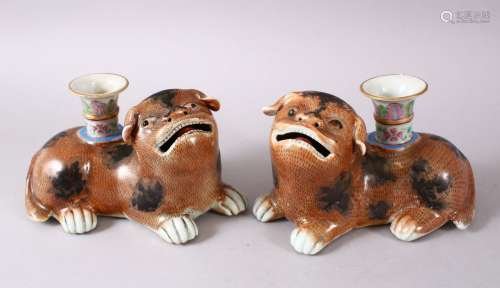 A PAIR OF CHINESE 18TH / 19TH CENTURY FAMILLE ROSE DOG FORME...