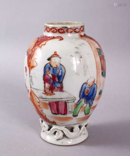 AN 18TH CENTURY CHINESE MANDARING PORCELAIN CADDY, With figu...