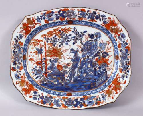 A CHINESE 18TH / 19TH CENTURY CLOBBERED PORCELAIN SERVING DI...