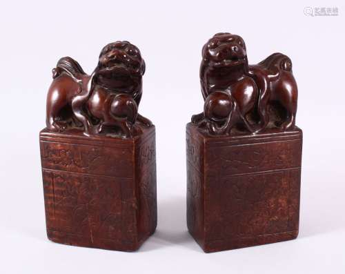 A PAIR OF UNUSUAL TERRACOTTA / POTTERY LION DOG SEAL / DESK ...