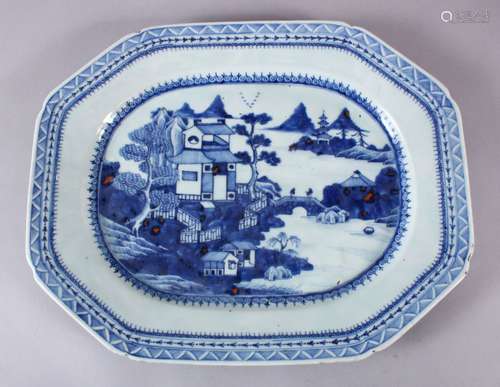 AN 18TH CENTURY CHINESE BLUE & WHITE PORCELAIN SERVING DISH,...