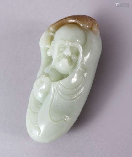 A CHINESE CARVED JADE FIGURE / PENDANT OF AN IMMORTAL, holdi...