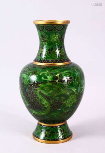 A 20TH CENTURY CHINESE GREEN GROUND DRAGON VASE, pre cultura...