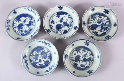 A SET OF 5 CHINESE BLUE & WHITE PORCELAIN SAUCER DISHES, wit...