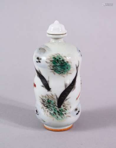 A CHINESE FAMILLE ROSE PORCELAIN TRIPLE GOURD SNUFF BOTTLE, ...