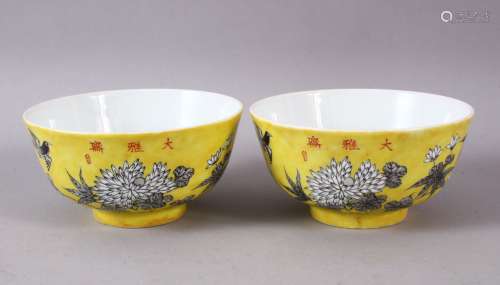 A PAIR OF CHINESE YELLOW GROUND PORCELAIN BOWLS, decorated w...