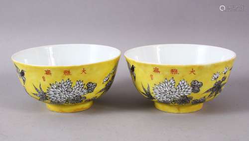 A PAIR OF CHINESE YELLOW GROUND PORCELAIN BOWLS, decorated w...