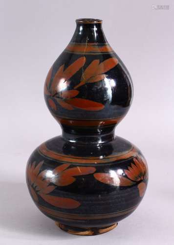 A CHINESE CHIZOU SCRAFFITO PORCELAIN GOURD VASE, 28cm